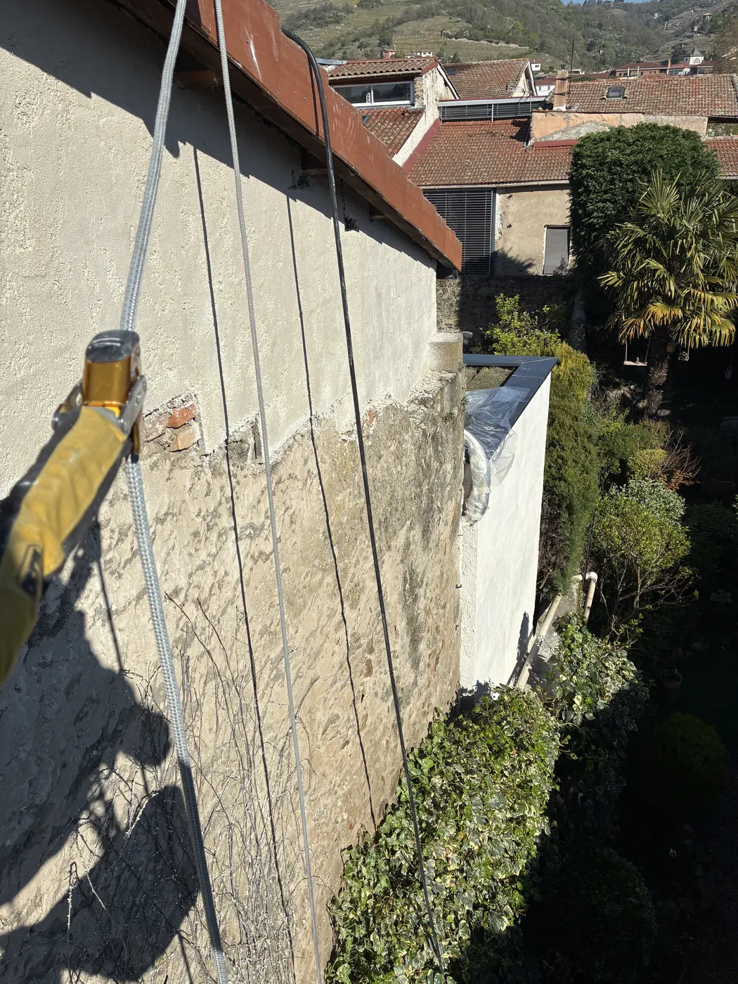Corde installée le long d'une façade