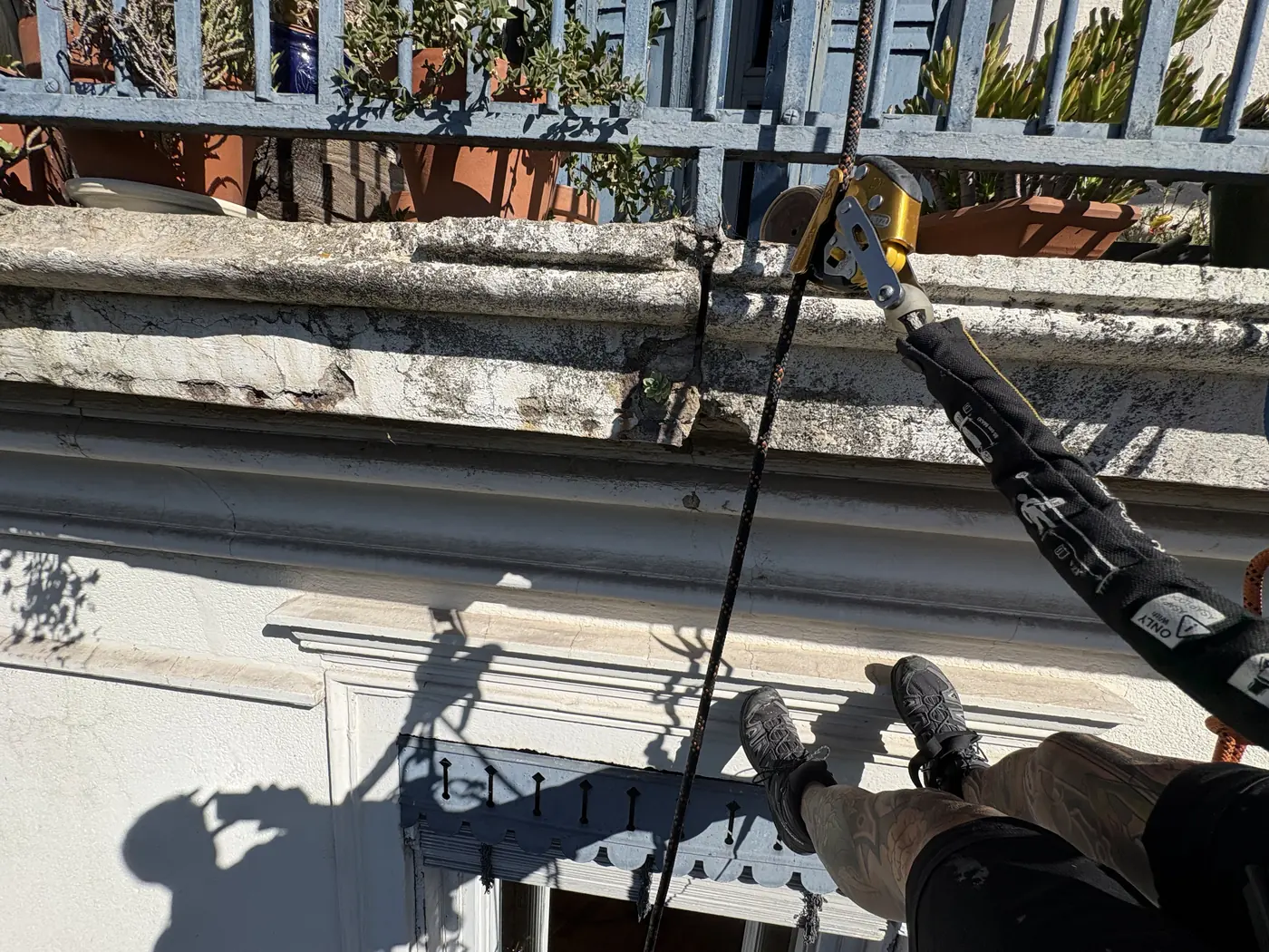 Intervention sur une gouttière depuis une corde