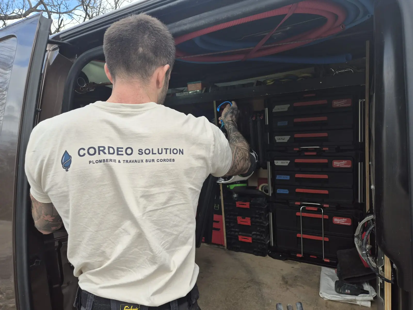 L'artisan de Cordeo Solution devant son utilitaire équipé
