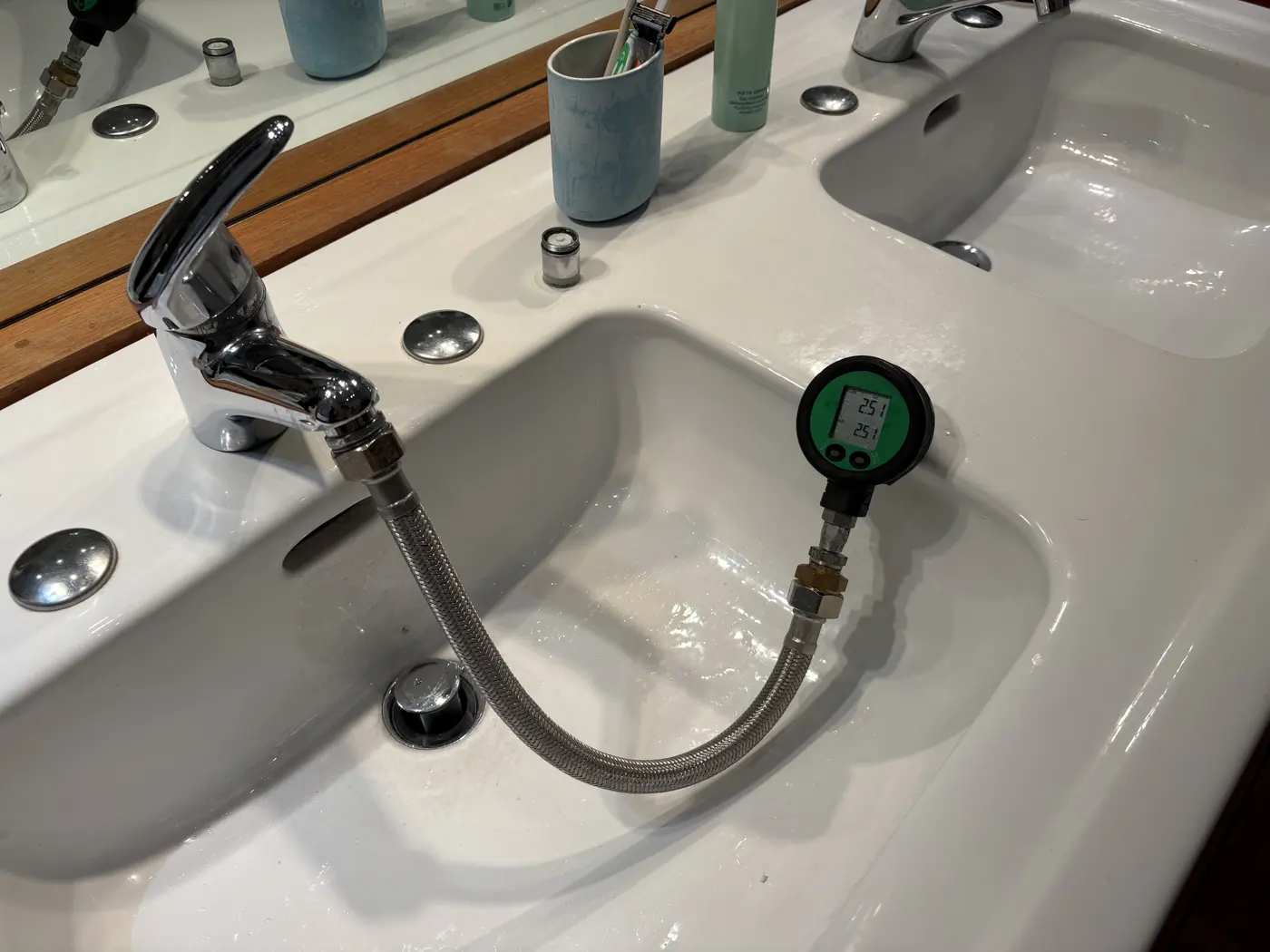 Manomètre raccordé à un robinet