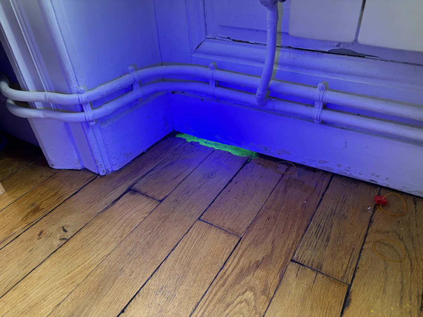 Recherche de fuite au traceur sous lumière bleue