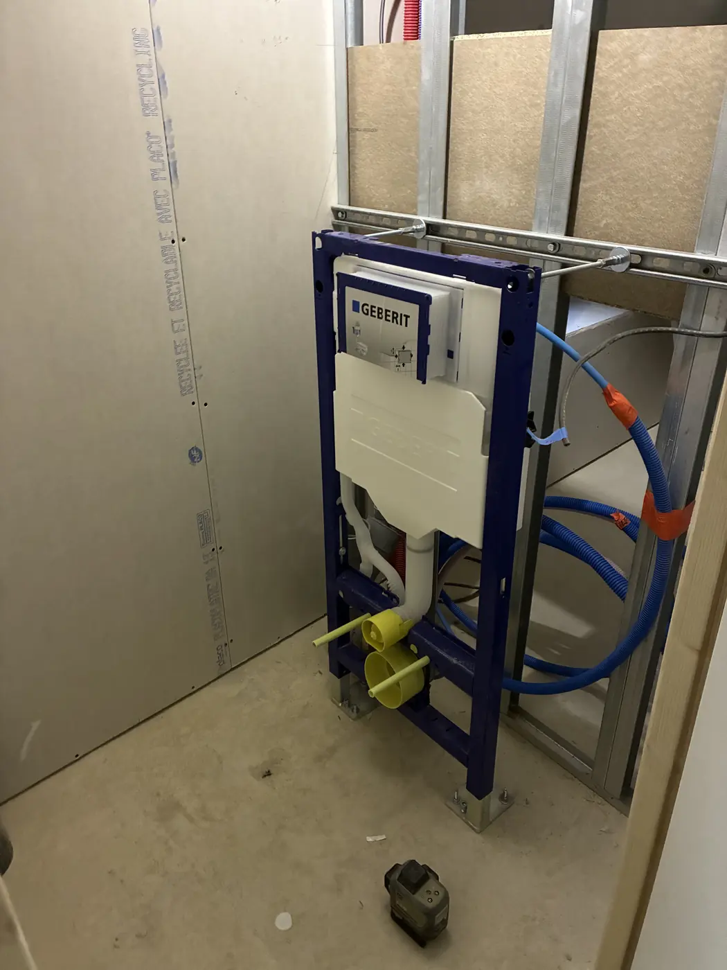 Bâti-support de WC suspendu en cours de pose